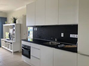 Private kitchen - Iconic Ocean View Condo (Parassa, Willemstad)