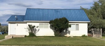 Cozy little house, great location, walking distance to stores and restaurants.