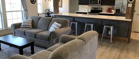 Télévision, cheminée, livres