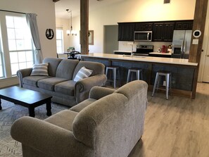 TV, fireplace, books - Close to Main Street, 3 Bedrooms Mustang Manor (Fredericksburg)