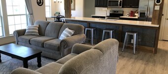 Close to Main Street, 3 Bedrooms Mustang Manor