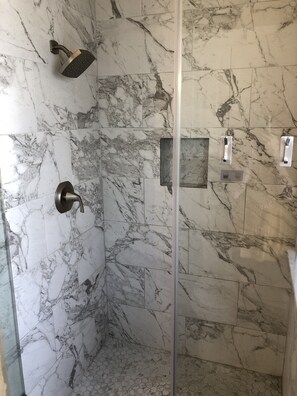 Shower, hair dryer, towels, soap - Close to Main Street, 3 Bedrooms Mustang Manor (Fredericksburg)