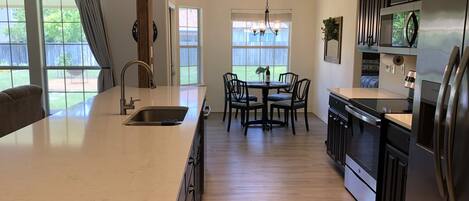 雪櫃、微波爐、焗爐、爐具