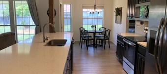 Close to Main Street, 3 Bedrooms Mustang Manor