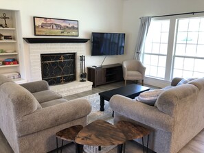 TV, fireplace, books - Close to Main Street, 3 Bedrooms Mustang Manor (Fredericksburg)