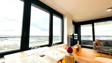 Full-sized fridge, microwave, oven, stovetop