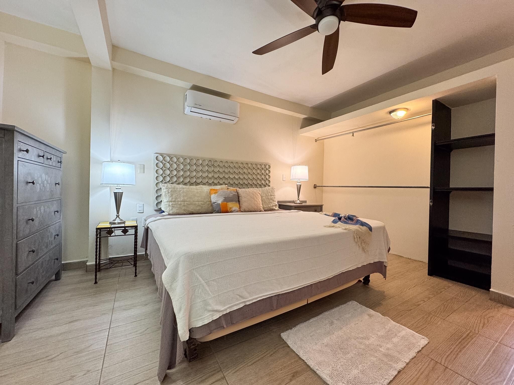 2 makuuhuonetta, työpöytä, Wi-Fi, vuodevaatteet