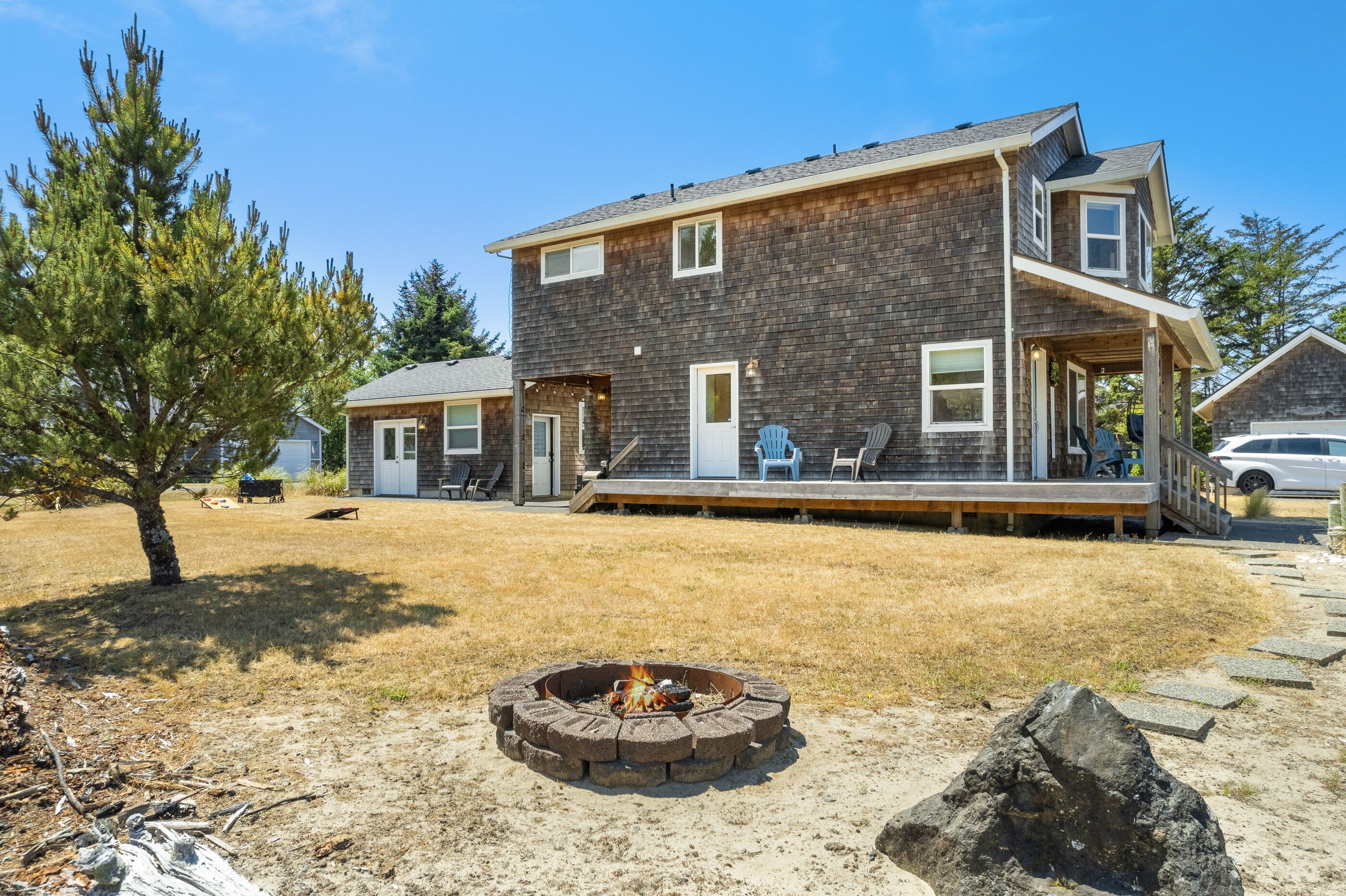 Hottub~Game Room~Firepit~Fam-Friendly~4blks to beach