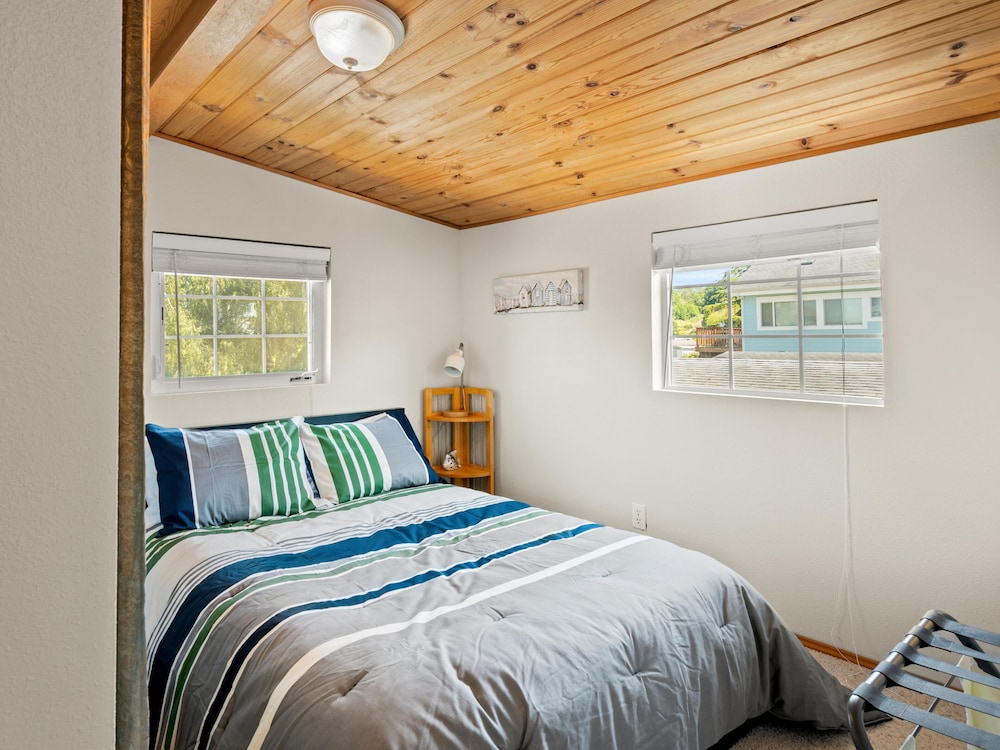 Water view, walking distance to beach, BBQ, decks, laundry BBH 4836