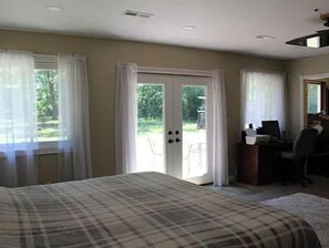 3 bedrooms, WiFi, bed sheets - Nature retreat - Dual suite layout each with Cal King. Pet friendly (Pullman)