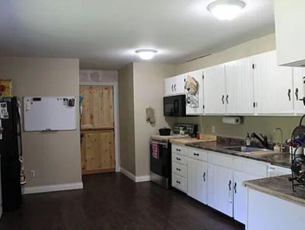 Private kitchen - Nature retreat - Dual suite layout each with Cal King. Pet friendly (Pullman)