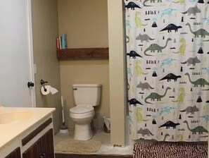 Shower, hair dryer, towels, soap - Nature retreat - Dual suite layout each with Cal King. Pet friendly (Pullman)