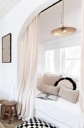 1 bedroom, desk, iron/ironing board, free WiFi - Heart of Dunedin - Bay Suite: walk&ride everywhere (Dunedin)