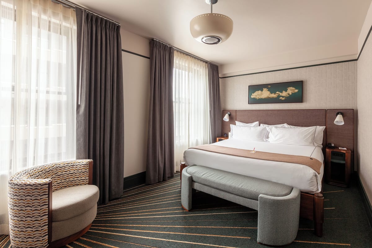 Roupas de cama premium, cofres nos quartos, cortinas blackout