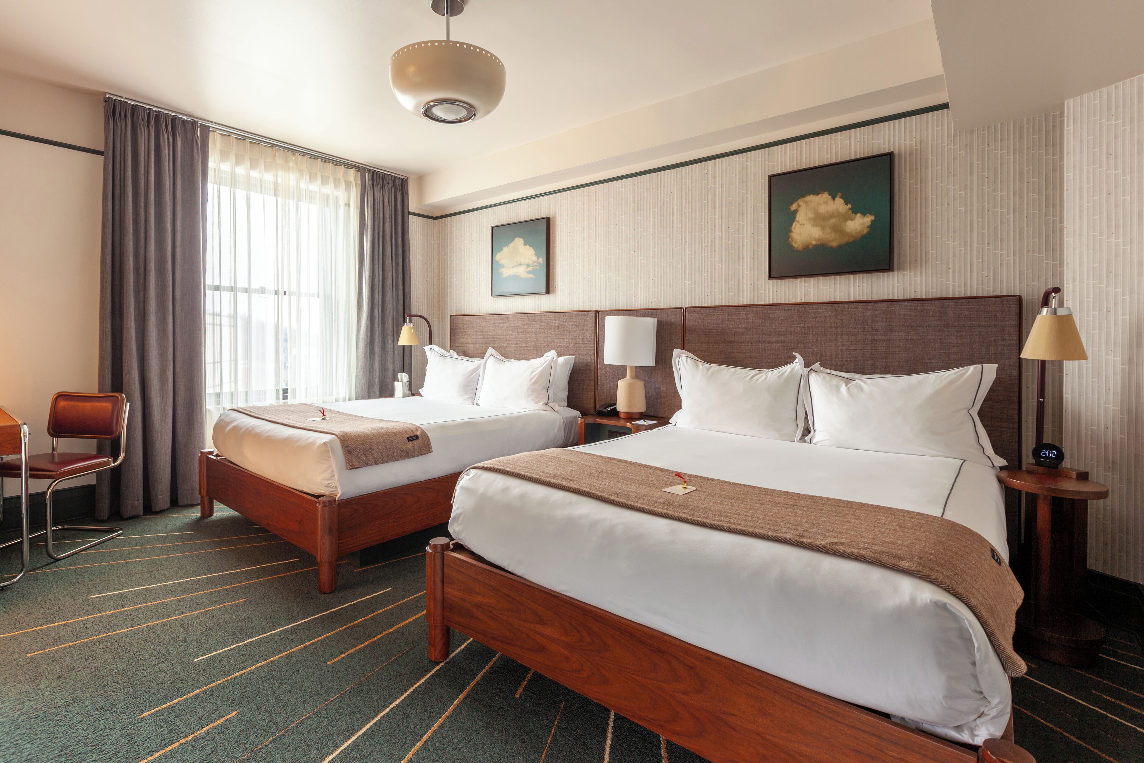 Ylelliset vuodevaatteet, tallelokero huoneessa, pimennysverhot