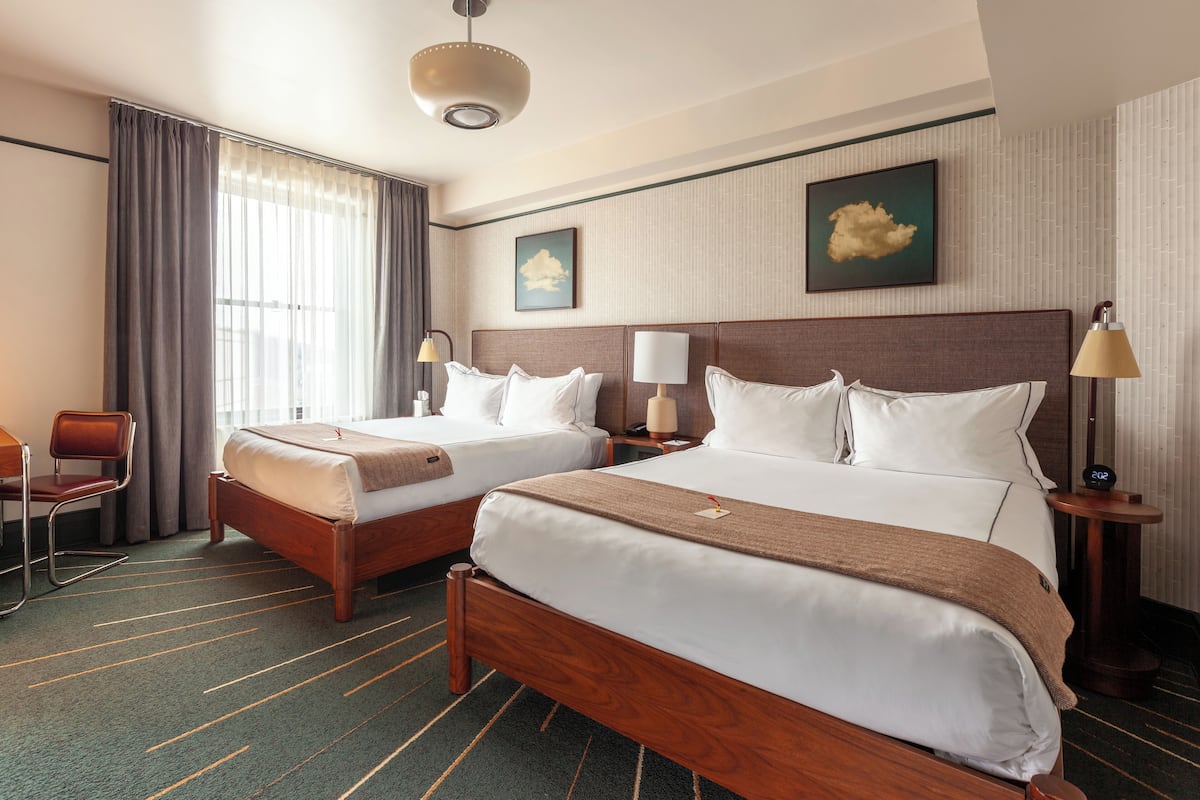 Roupas de cama premium, cofres nos quartos, cortinas blackout