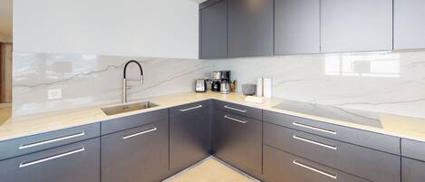 Kühlschrank, Ofen, Geschirrspüler, Wasserkocher mit Kaffee-/Teezubehör