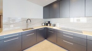 ثلاجة، فرن، غسالة أطباق، ماكينة لصنع القهوة/الشاي