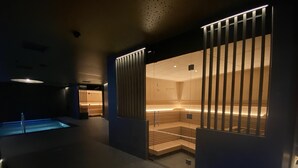 Una moderna spa con sauna, area relax e piscina.