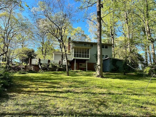 Private 1BR Mins to Downtown | Serene Backyard