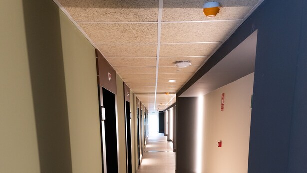 A long, narrow hallway with a tiled floor and light-colored walls. - ESTRELA DO CAMIÑO (Palas de Rei)