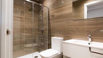 Double Room | Bathroom | Shower, rainfall showerhead, free toiletries, hair dryer