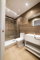 Habitación doble | Baño | Ducha y cabezal de ducha tipo lluvia