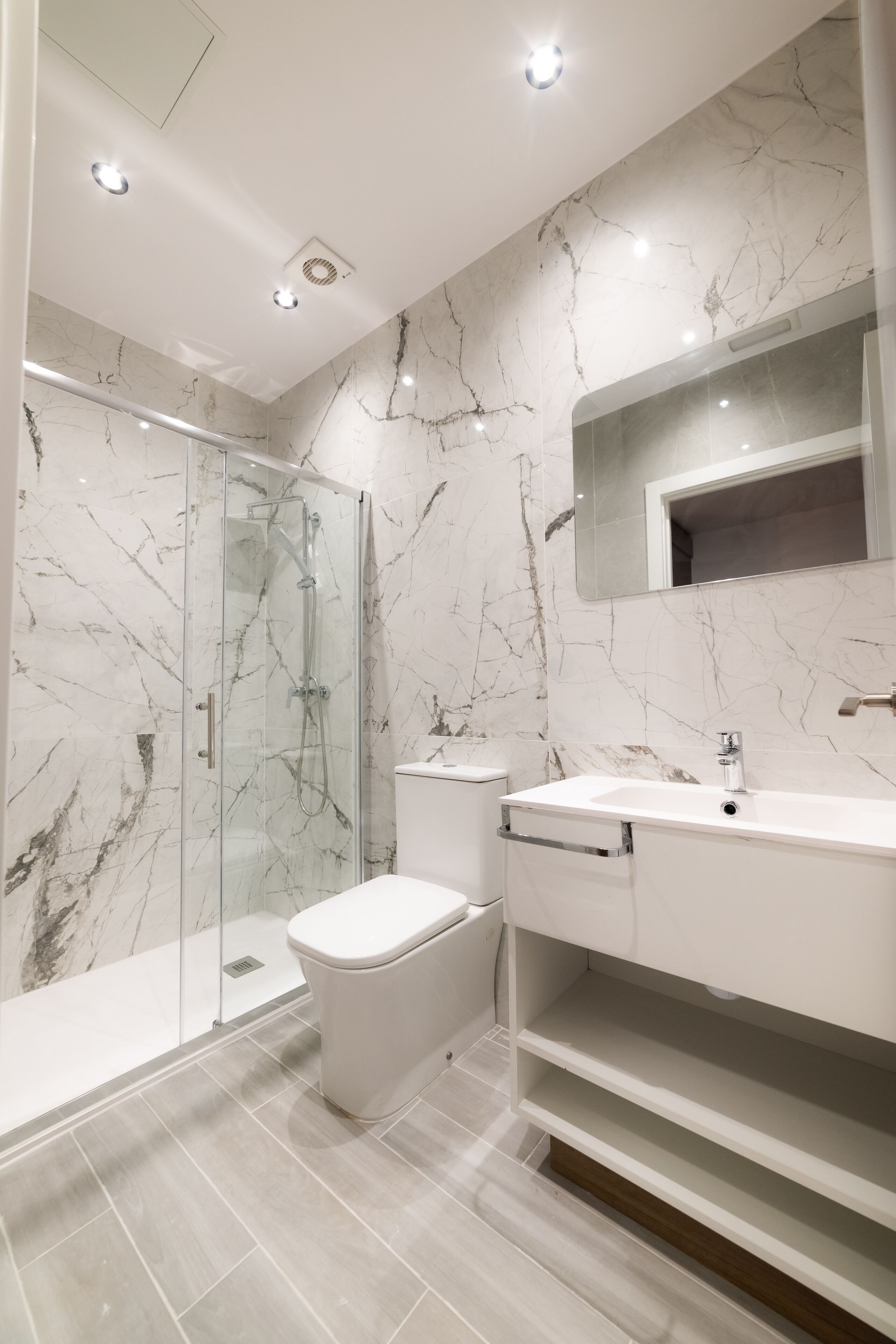 Eenvoudige eenpersoonskamer | Badkamer | Een douche, een regendouche, gratis toiletartikelen, een haardroger