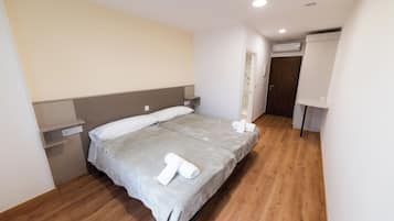 Tweepersoonskamer | Badkamer | Een douche, een regendouche, gratis toiletartikelen, een haardroger