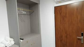基本三人房 | 高級寢具、書桌、手提電腦工作空間、免費有線上網