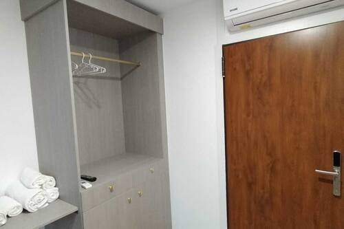 Habitación triple básica | Ropa de cama de alta calidad y escritorio
