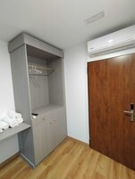 Habitación triple básica | Ropa de cama de alta calidad y escritorio