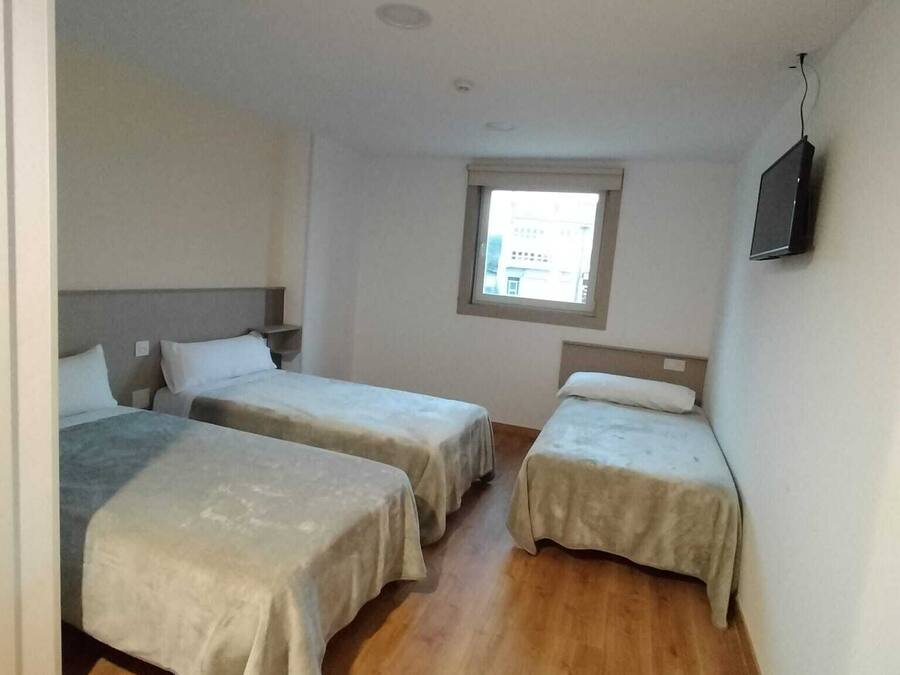 Eenvoudige driepersoonskamer | Luxe beddengoed, een bureau, een laptopwerkplek, gratis kabelinternet