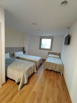 Basic Triple Room | Premium bedding, desk, laptop workspace, free wired internet - ESTRELA DO CAMIÑO (Palas de Rei)