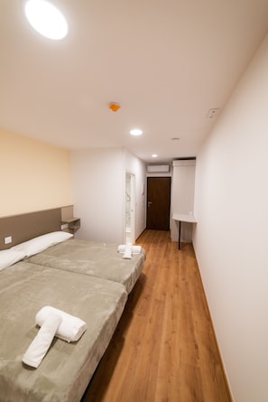 Dobbeltrom | Sengetøy av topp kvalitet, skrivebord og skrivebord for bærbar PC