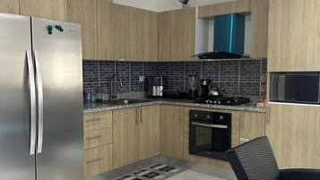 Frigorifero, microonde, forno, piano cottura