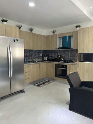 Frigorifero, microonde, forno, piano cottura