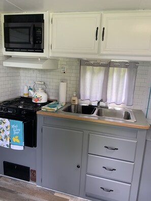 Refrigerador, microondas, cafetera/tetera, utensilios de cocina