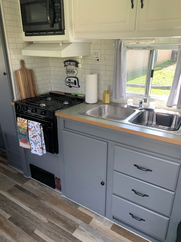 Kühlschrank, Mikrowelle, Wasserkocher mit Kaffee-/Teezubehör