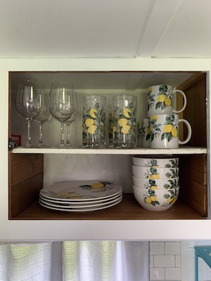 Kühlschrank, Mikrowelle, Wasserkocher mit Kaffee-/Teezubehör