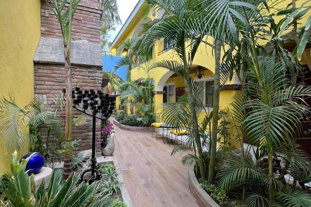 El Encanto Inn