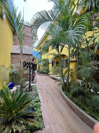 Exterior. El Encanto Inn