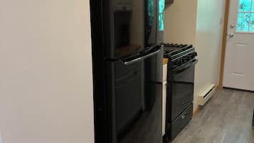 Een koelkast, een magnetron, een oven, een kookplaat