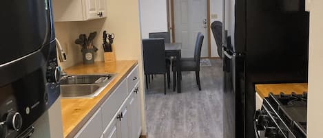 Réfrigérateur, four à micro-ondes, un four, surface de cuisson