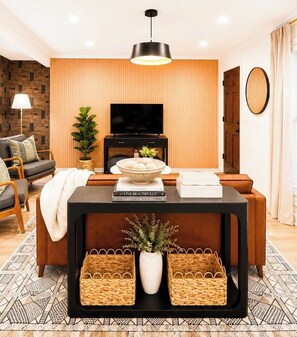 TV - The Aubrey, 2 Blocks to Square, by Velvet Ditch Villas (Oxford)