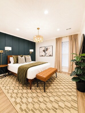 2 bedrooms, iron/ironing board, WiFi, bed sheets - The Aubrey, 2 Blocks to Square, by Velvet Ditch Villas (Oxford)