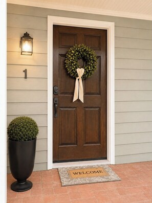 A dark wooden door with a wreath and a welcome mat. - The Aubrey, 2 Blocks to Square, by Velvet Ditch Villas (Oxford)