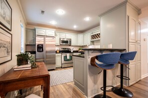 Jääkaappi, mikroaaltouuni, uuni, liesi