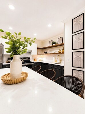 Coffee/tea maker, fridge, microwave, oven - The Aubrey, 2 Blocks to Square, by Velvet Ditch Villas (Oxford)