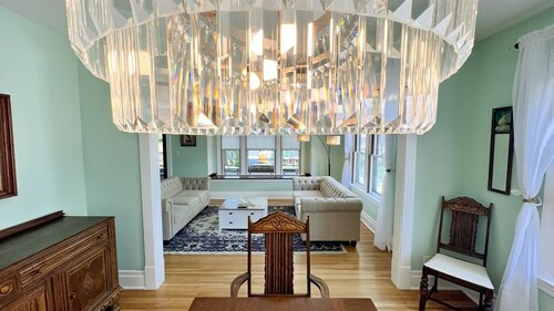 The Antique Reno is walking distance to the Falls and in a historic area.